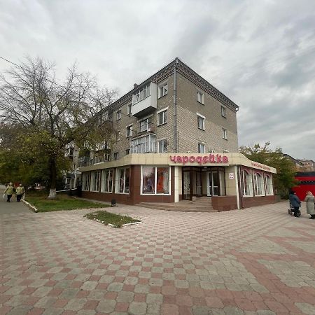Квартира бизнес-класса с белым постельным кафе Маринад  Петропавловск Экстерьер фото